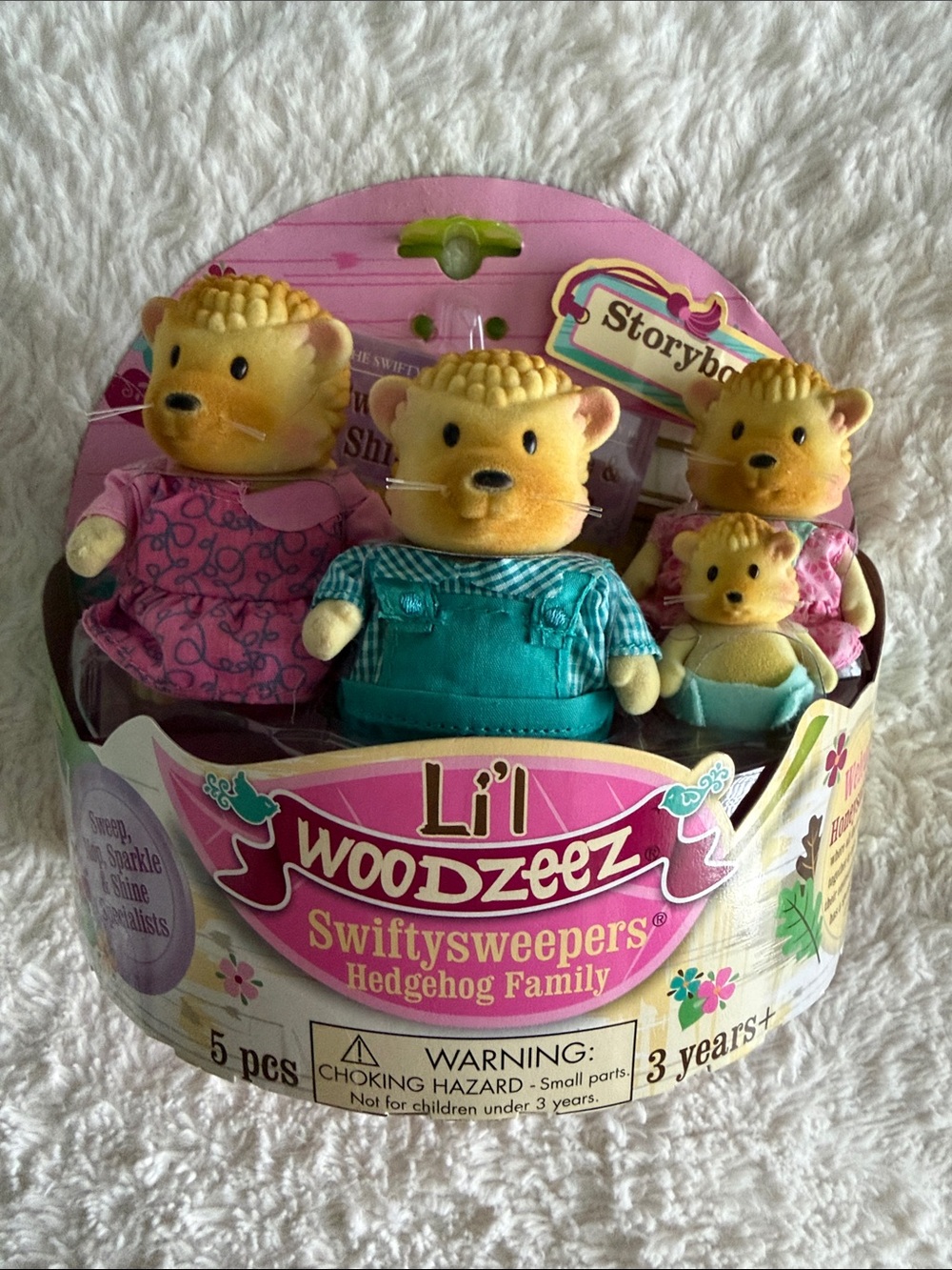 Lil Woodzeez Swiftysweepers Hedgehog Family 5 piece set of 4 hedgehogs minibook